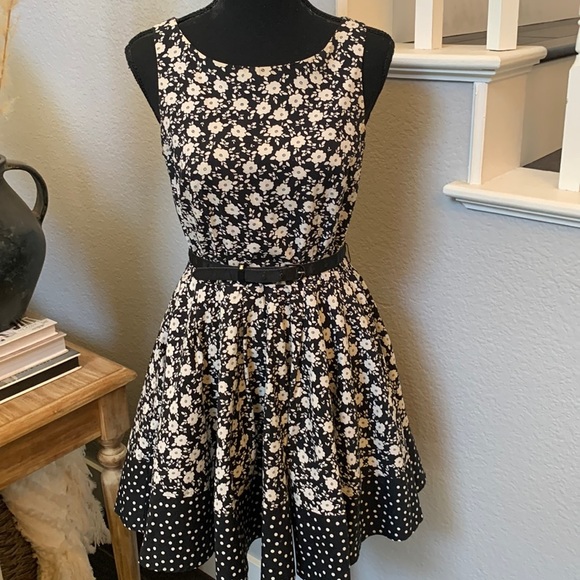LC Lauren Conrad Dresses & Skirts - 𝅺Lauren Conrad Black White Floral Dress